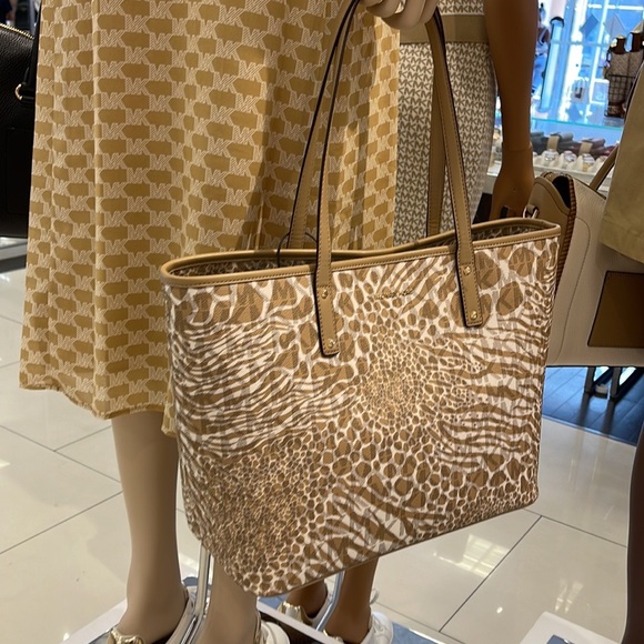 Michael Kors, this Carter Signature Animal Print Semi Lux Open Tote Handbag 
NWT - Picture 2 of 16